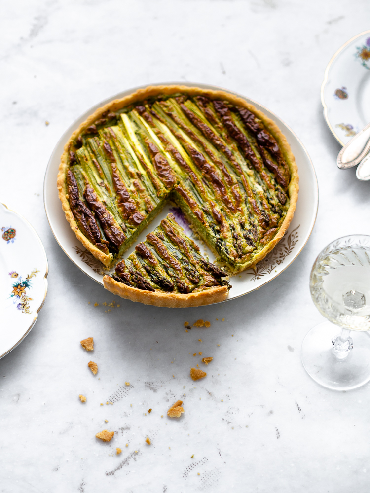 Spargeltarte mit grünem Spargel und einer Füllung aus Frankfurter Kräuter und Bärlauch