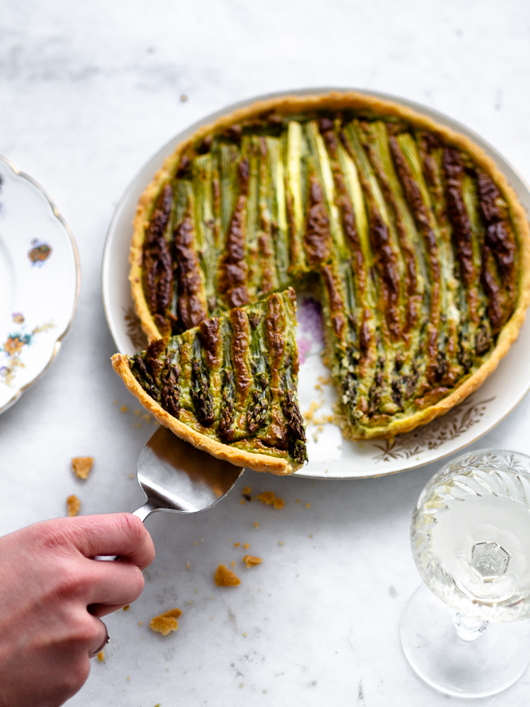 Spargeltarte mit grünem Spargel und einer Füllung aus Frankfurter Kräuter und Bärlauch